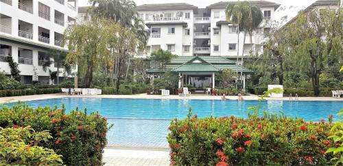 Pool View Apartment