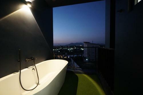 Blu Monkey Hub And Hotel Chanthaburi