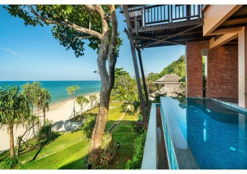 Hotel Nirvana Beach Resort & Spa