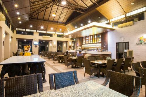 Hotel Leaves Valley Resort