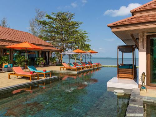 Angthong Villa