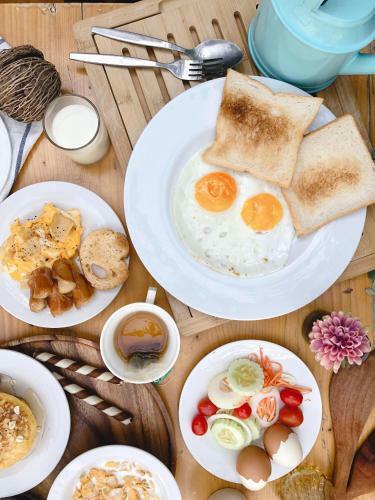 Kinnon Deluxe Hostel Coworking Cafe