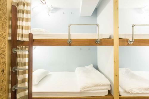 Barn & Bed Hostel