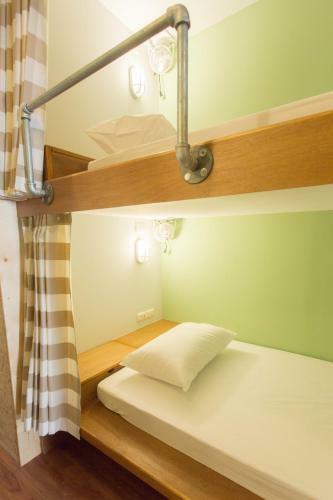 Barn & Bed Hostel