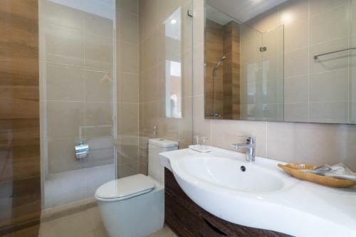 Hotel The Thames Pool Access Resort & Villa