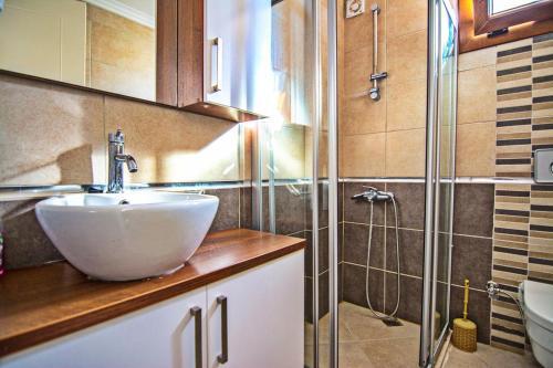 Aquamarine Apartments A1