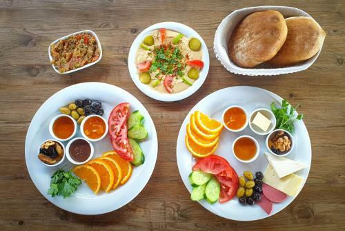 Eyna Hotel