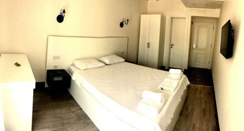Victoria Hotel And Lounge
