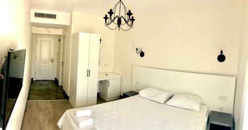 Victoria Hotel And Lounge
