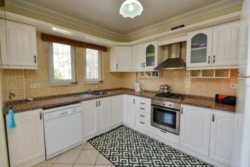 Villa K?l?�- 5 Bedroom Holiday Villa In Oludeniz