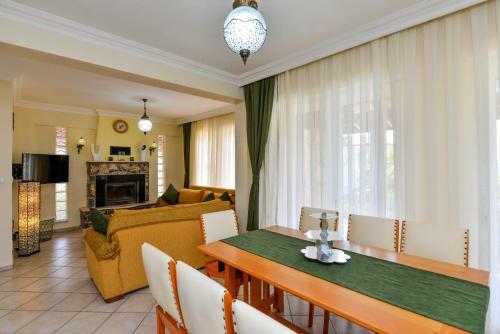 Villa K?l?�- 5 Bedroom Holiday Villa In Oludeniz