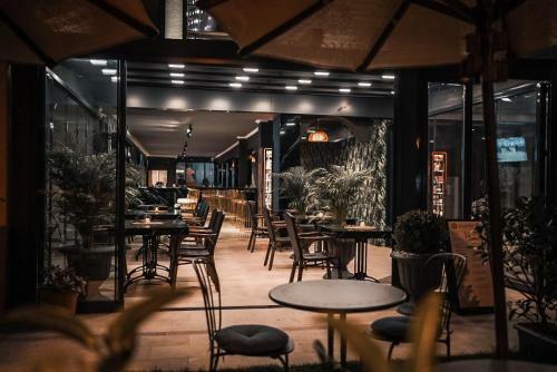 Esquire Hotels And Lounges