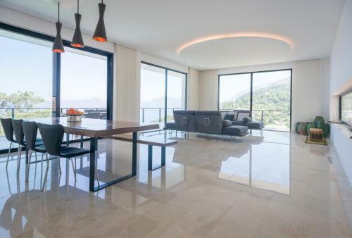 Villa White House