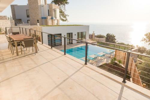 Villa White House