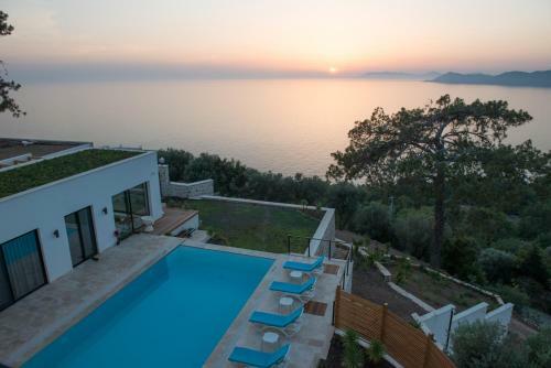 Villa White House