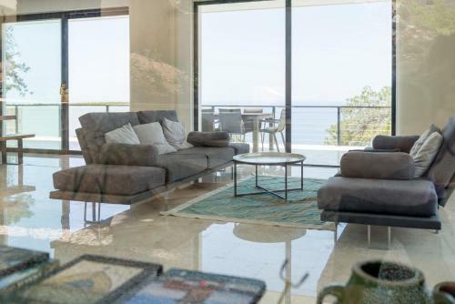 Villa White House