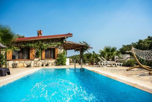 Kuyucak Villa Sleeps 6 With Pool Air Con And Wifi