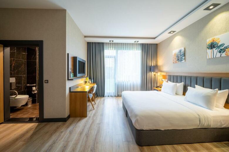 Hero's Hotel