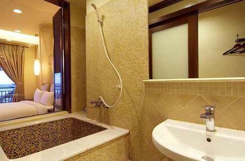 Posada Golden Bay Holiday Inn