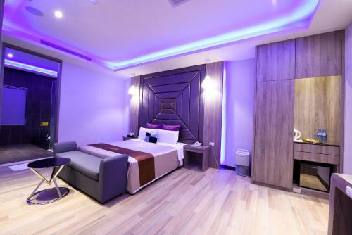Hotel Purple Rainbow Motel