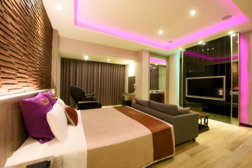 Hotel Purple Rainbow Motel