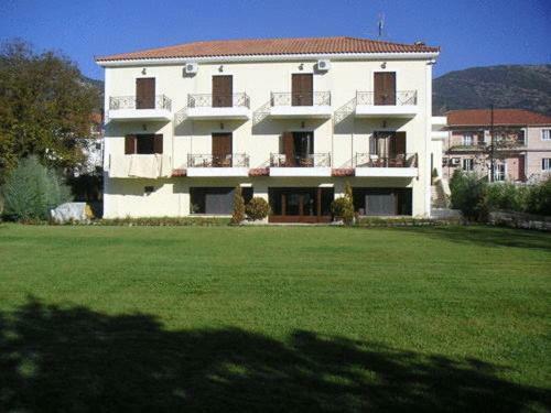 Hostal Aroanios Hotel