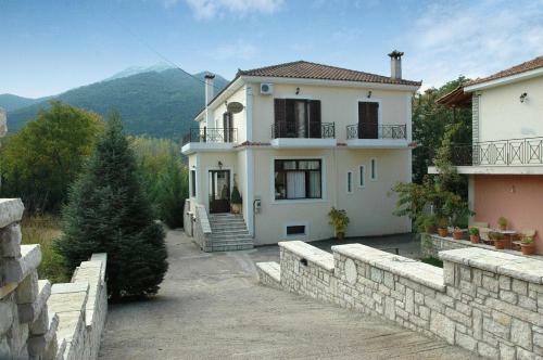 Hostal Aroanios Hotel