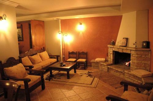 Hostal Aroanios Hotel