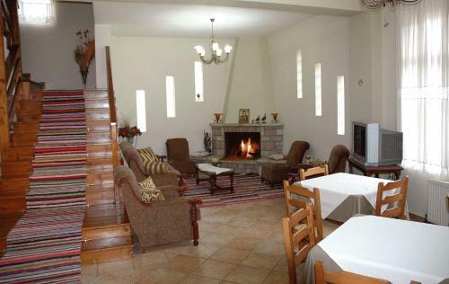 Hostal Aroanios Hotel