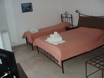Hostal Helena's Apartments