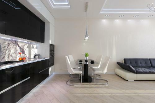 Black&white Apartment In Smart Plaza