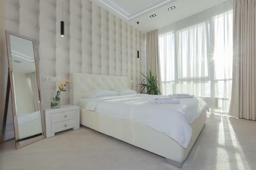 Black&white Apartment In Smart Plaza