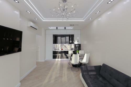 Black&white Apartment In Smart Plaza
