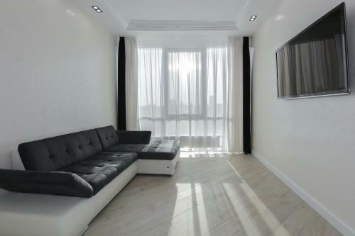 Black&white Apartment In Smart Plaza