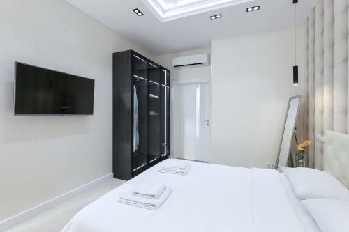 Black&white Apartment In Smart Plaza