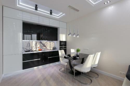 Black&white Apartment In Smart Plaza