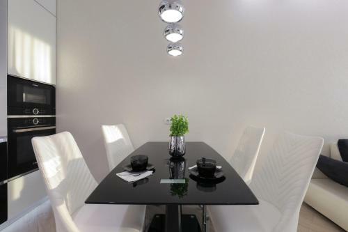 Black&white Apartment In Smart Plaza