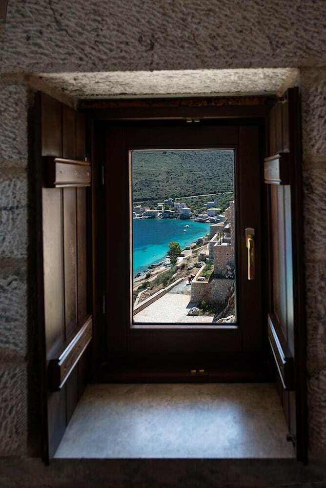 Hotel Limeni Village