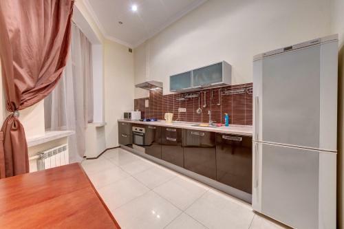Four Bedroom Apartment Near The Nsc Olympic