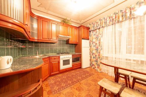 Comfortable Three Bedroom Apartment St. Kutuzova, 14