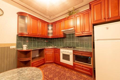 Comfortable Three Bedroom Apartment St. Kutuzova, 14