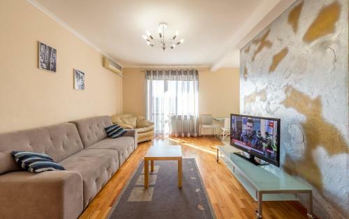 Apartment On Triokhsviatytelska