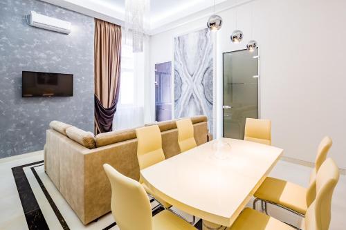 Deluxe Apartment In Doroshenka, 17