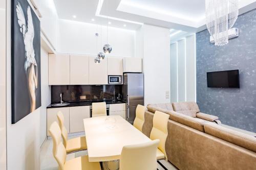 Deluxe Apartment In Doroshenka, 17