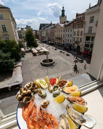Oysters & Bubbles Gastro Hotel. Rynok Square