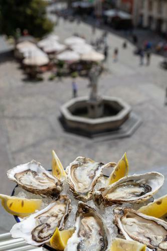 Oysters & Bubbles Gastro Hotel. Rynok Square