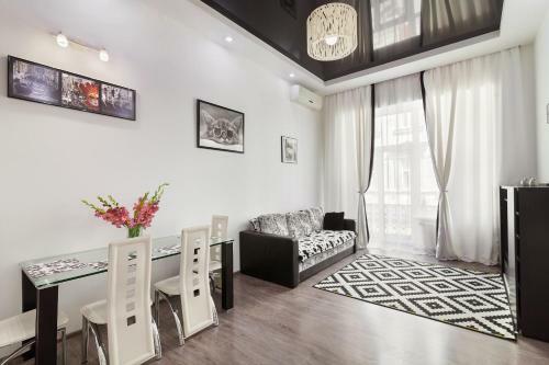Bv Apartments Black&white