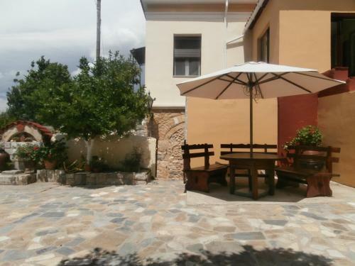Hostal Mystras Castle Town