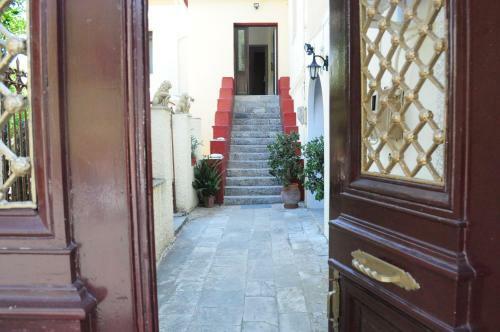 Hostal Mystras Castle Town