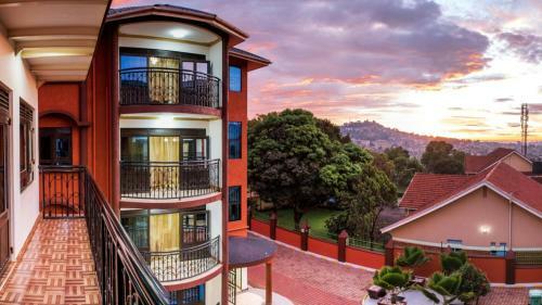 Luxury Apartment For 24 People